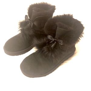 Sz 9 black Uggs with bows